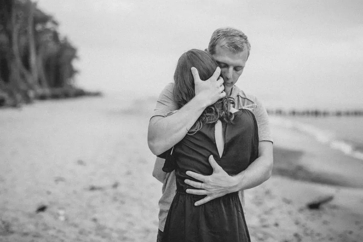 Paarfotos Rostock, Paerchenfotos Rostock, Paarfotograf Rostock, romantische Paarbilder Rostock, Pärchenfotos Strand, Babybauchfotos mit Partner, Verlobung Rostock, Gutschein für ein Paarshooting Rostock, Paarshooting Strand, Fotoshooting Paare Rostock, Fotoshooting Paare Hamburg, Fotoshooting Paare Ruegen