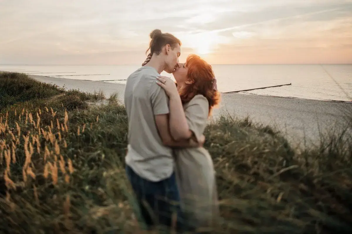 Paarfotos Rostock, Paerchenfotos Rostock, Paarfotograf Rostock, romantische Paarbilder Rostock, Pärchenfotos Strand, Babybauchfotos mit Partner, Verlobung Rostock, Gutschein für ein Paarshooting Rostock, Paarshooting Strand, Fotoshooting Paare Rostock, Fotoshooting Paare Hamburg, Fotoshooting Paare Ruegen, Paarfotos Warnemuende