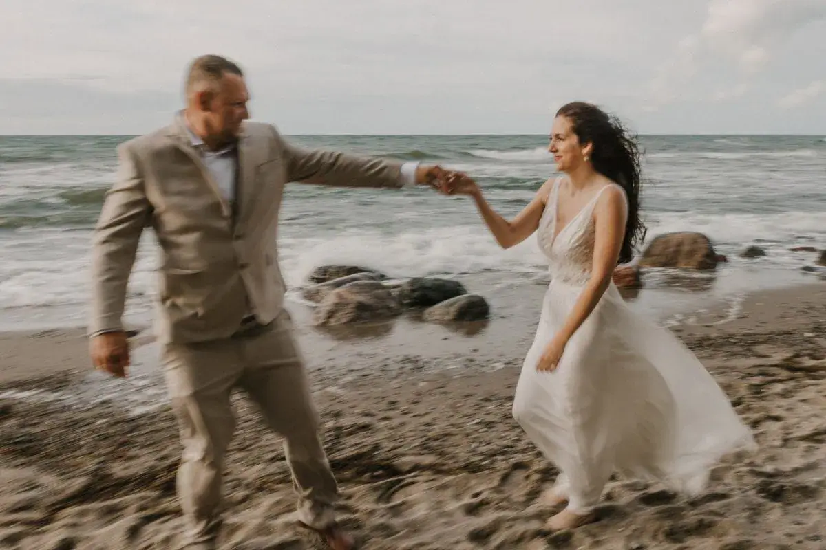 Hochzeitspaar am Strand von Heiligendamm. Aus einem Hochzeitsshooting am Strand von der Hochzeitsfotograf Anke Schmidt