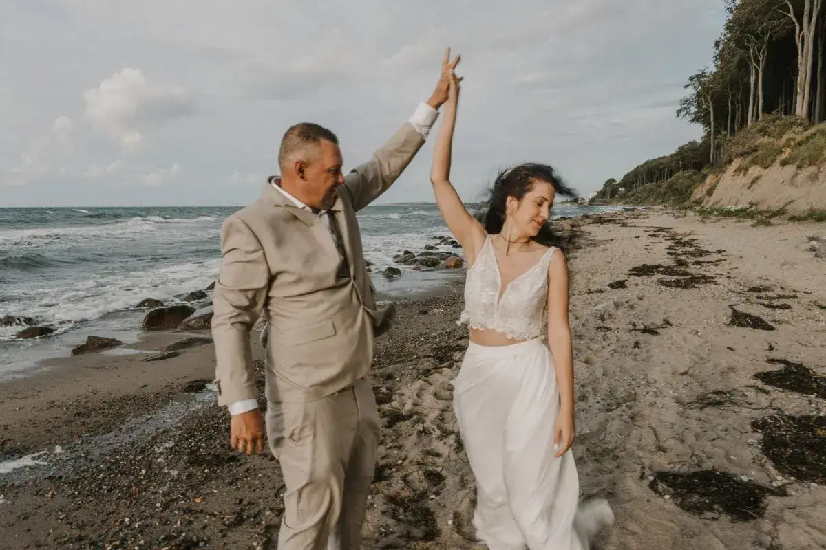 Hochzeitspaar am Strand von Heiligendamm. Aus einem Hochzeitsshooting am Strand von der Hochzeitsfotograf Anke Schmidt